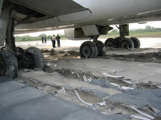 EMAS system stops and aircraft